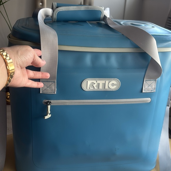 Awesome Huge Rtic soft cooler 40 can Light Blue - Picture 3 of 11